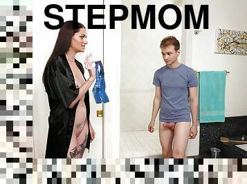 Intriguing bathroom sexual romance with stepmommy