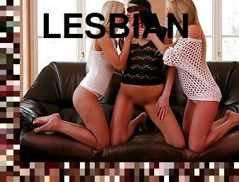 Aroused hotties share brunette's pussy for soft lesbian trio