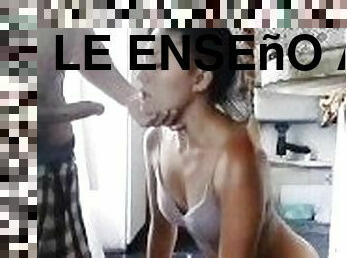 Le enseo a mi empleada lo que sucede porno cocinar