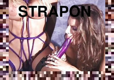 strapon, bdsm, plavuše, ropstvo, femdom, noge