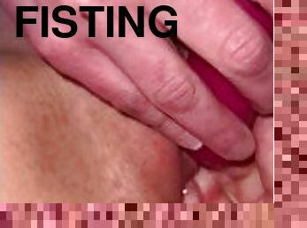 fisting, kvinnligt-sprut, amatör, brudar, par, pov, första-gången, tight, tatuering, små-bröst