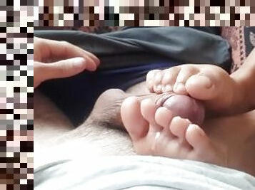 Perfect footjob while lying in the hammock