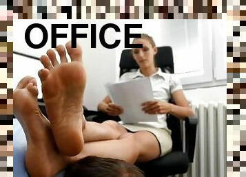 pisarna, sužnja, noge, mama, fetiš, češko, šef, dominacija, femdom
