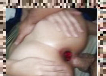 La novia de mi amigo tiene sexo con plug anal