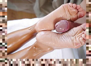 Foot fetish massage leads naked woman to insane fucking