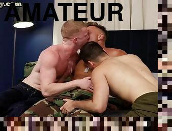 amateur, anal, hardcore, gay, trío, dormitorio, uniforme, tatuaje, militar