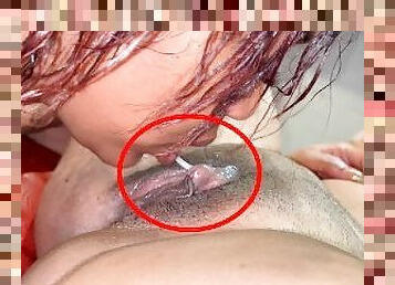 La forma en la que mueve su lengua y juega con mi enorme clitoris, me hace llegar al orgasmo