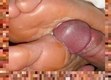 amateur, compilation, pieds, ejaculation, branlette-avec-les-pieds, en-nylon, orteils