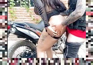 ME COJO A LA VECINA EN LA MOTO CUMPLIENDO MIS FANTASIAS PORNO