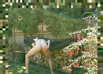 Guy jerks off and fingers his hole in the back yard before finally cumming onto the grass