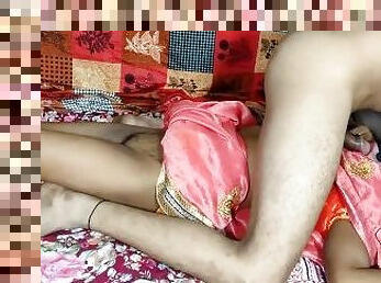 Desi Indian bhabhi pink saree me kya khoobsurat lag rahi hai