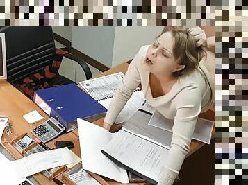 il baise sa femme sur le bureau durant leur pause