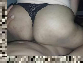 Rica madura nalgona montando verga. Parte 1,  cuckold, infiel, madura.