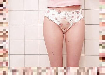 urina, amatoriali, giovanissime, prima-volta, innocenti, piccole, solitari, tettine, biancheria-intima-underwear