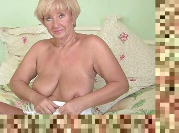 British mom gets fingered on the dirty photographer