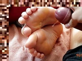 Rubbing my dick to her soles makes me cum hard