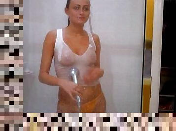 Zoeymodel shower