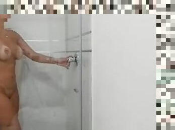 Une belle femme algrienne sur la douche