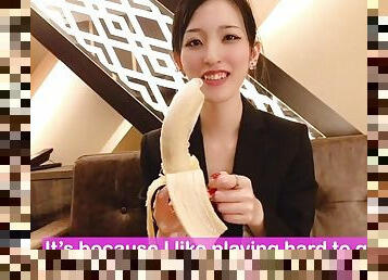 BANANA BLOWJOB to put on the condom! Japanese amateur handjob