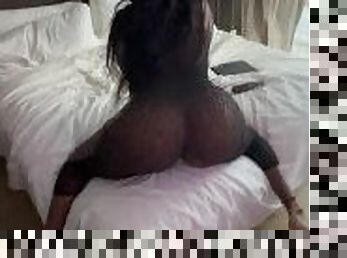 Big booty black milf shaking ass