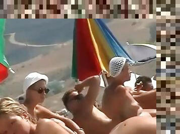 Voyeur on the beach films lots of hot ladies