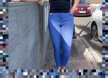 en-plein-air, pisser, public, chatte-pussy, culotte, blonde, serrée, jeans, humide