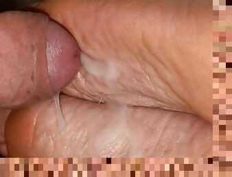 masturbation, femme, ejaculation-sur-le-corps, pieds, ejaculation, blonde, fétiche, branlette-avec-les-pieds, bite