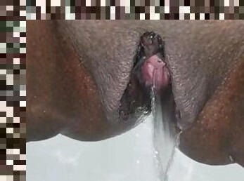 pisser, chatte-pussy, amateur, ébène, black, toilette, kinky, fétiche, solo, rasé