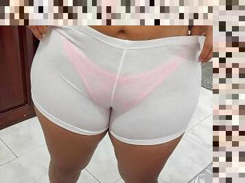 Madrastra se le marca la tanga en leggins apretados y me como todo su coño ajustado