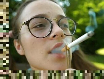 stakla, u-javnosti, amaterski, tinejdžeri, prvi-put, koledž, smješni, tanki, fetiš, pušenje-smoking