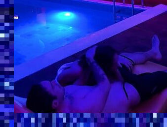 Ricca viziata trova un tipo in piscina e lo porta in camera per farsi TRAPANARE IL CULO - DIAL ITA