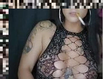 gros-nichons, masturbation, orgasme, babes, milf, fétiche, fumer, tatouage