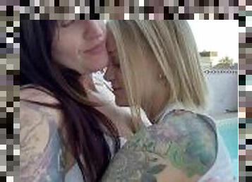 Two sexy college girls makeout with tongue