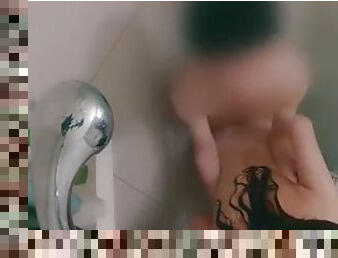 Seducing BF when she takes a shower, she ends up squirting a lot!