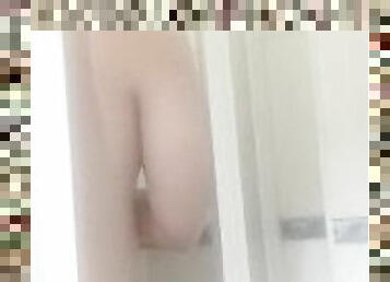 El chico virgen se hace una paja en la ducha del hotel