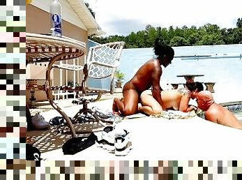 asiático, tetas-grandes, masturbación, madurita-caliente, estrella-del-porno, corrida-interna, cámara, playa, voyeur, piscina