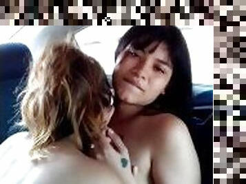 Lesbianas amateurs se enrollan y su primera vez tijera en uber