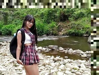 Hermosa colegiala es follada en un río público.