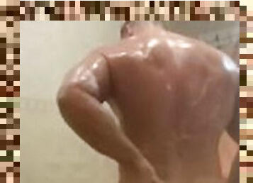 Camera record muscle guy while he is showering and he doesn't know about it
