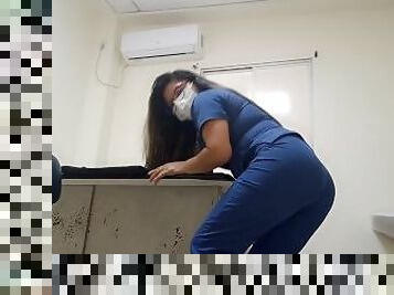 enfermera sale del trabajo y llega a casa a grabar porno casero para su jefe, quiere sexo intenso