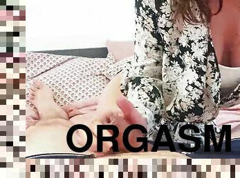 Orgasm on her leg! Amateur porn video!