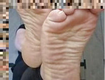 Delicious wrinkled soles who are a little bit dirty ready for a clean up.????????