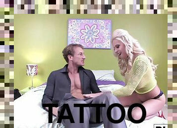 smutsig, blond, tatuering