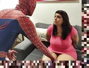 Spiderman rescata a una chica y la termina consolando con sexo duro