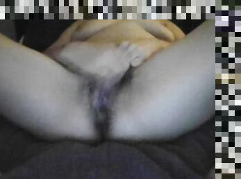 clito, poilue, masturbation, mamelons, orgasme, enceintes, chatte-pussy, giclée, lesbienne, doigtage