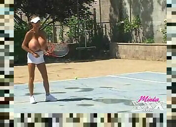 Sukan, Tenis, "topless"